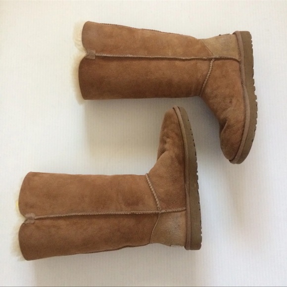 UGG Australia BAILEY BUTTON TRIPLET Suede Sheepskin Boot CHESTNUT Suede 6 US - Picture 6 of 9